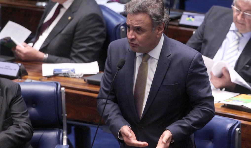 Jornalista Fernando Brito, do Tijolaço, destaca que, "como, até agora, prevalece o pedido de arquivamento das investigações sobre o senador e 'presidente moral' do Brasil feito pela Procuradoria Geral da República, pode-se dizer que ele não é investigado" e "como os jornais e revistas não publicam, ou publicam discretamente, sem qualquer iniciativa de aprofundar suas pesquisas, Aécio também não é 'publicado'" (Foto: Gisele Federicce) www.brasil247.com - Jornalista Fernando Brito, do Tijolaço, destaca que, "como, até agora, prevalece o pedido de arquivamento das investigações sobre o senador e 'presidente moral' do Brasil feito pela Procuradoria Geral da República, pode-se dizer que ele não é investigado" e "como os jornais e revistas não publicam, ou publicam discretamente, sem qualquer iniciativa de aprofundar suas pesquisas, Aécio também não é 'publicado'"