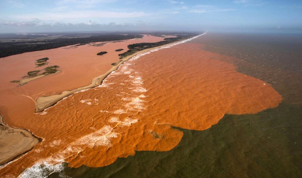 Levantamento feito pela Marinha, com o uso do navio de pesquisas Vital de Oliveira, aponta que a extensão da pluma (mancha de lama) resultante do rompimento de uma barragem da Samarco em Mariana (MG) na superfície do oceano no Espírito Santo é maior do que a encontrada no fundo; estudos identificaram na água partículas finas em suspensão, entre 0,45 e 5 milésimos de milímetro; dispersão do material é influenciada pelos ventos, pelas correntes, marés e pela batimetria (profundidade) (Foto: Paulo Emílio) Levantamento feito pela Marinha, com o uso do navio de pesquisas Vital de Oliveira, aponta que a extensão da pluma (mancha de lama) resultante do rompimento de uma barragem da Samarco em Mariana (MG) na superfície do oceano no Espírito Santo é maior do que a encontrada no fundo; estudos identificaram na água partículas finas em suspensão, entre 0,45 e 5 milésimos de milímetro; dispersão do material é influenciada pelos ventos, pelas correntes, marés e pela batimetria (profundidade)