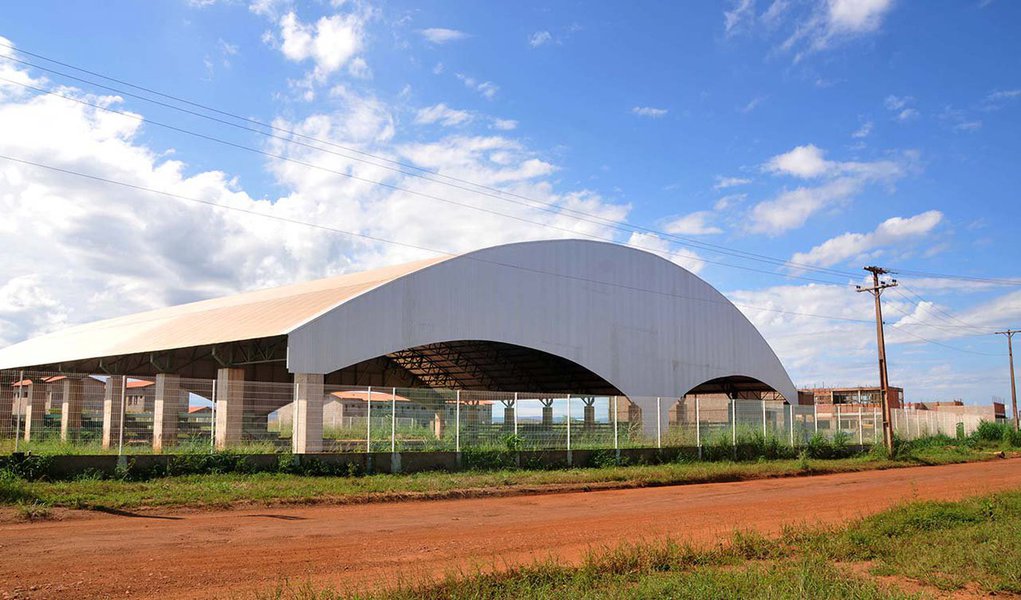 Prefeito Carlos Amastha (PSB) assina nesta quinta-feira, 26, a ordem de serviço de conclusão da Escola de Tempo Integral (ETI) da quadra 1.306 Sul; construção da ETI está com aproximadamente 40% concluída e a partir da assinatura, a empresa vencedora da licitação, Hikari Construções Ltda, terá um prazo de no máximo 12 meses para concluir as obras; investimento nas obras é de R$ 8.005.911,31 (Foto: Aquiles Lins) Prefeito Carlos Amastha (PSB) assina nesta quinta-feira, 26, a ordem de serviço de conclusão da Escola de Tempo Integral (ETI) da quadra 1.306 Sul; construção da ETI está com aproximadamente 40% concluída e a partir da assinatura, a empresa vencedora da licitação, Hikari Construções Ltda, terá um prazo de no máximo 12 meses para concluir as obras; investimento nas obras é de R$ 8.005.911,31