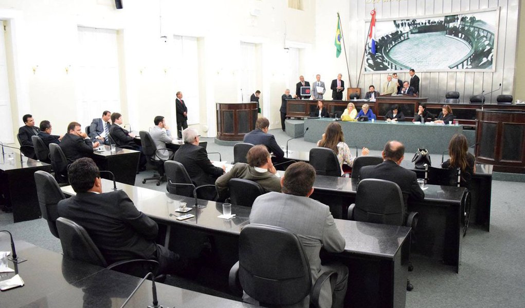 Apesar da expectativa de apreciação da chamada "PEC do Voto Aberto", a Assembleia Legislativa de Alagoas adiou a definição sobre a forma como os vetos governamentais serão apreciados; tema ainda divide a opinião dos parlamentares; um grupo entende que a Mesa da Casa deve cumprir imediatamente a decisão que determina a apreciação de vetos de forma aberta; outro grupo, no entanto, interpreta a decisão como uma interferência do Judiciário (Foto: Voney Malta) Apesar da expectativa de apreciação da chamada "PEC do Voto Aberto", a Assembleia Legislativa de Alagoas adiou a definição sobre a forma como os vetos governamentais serão apreciados; tema ainda divide a opinião dos parlamentares; um grupo entende que a Mesa da Casa deve cumprir imediatamente a decisão que determina a apreciação de vetos de forma aberta; outro grupo, no entanto, interpreta a decisão como uma interferência do Judiciário
