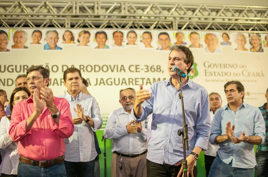 Durante o fim de semana, o governador Camilo Santana (PT) esteve nos municípios de Jaguaribe e Orós, onde realizou a entrega de novas estradas pavimentadas e assinou ordens de serviço para construção de dois Centros de Educação Infantil (CEI), anunciou convênio para construção de adutora, fez a entrega de micro-ônibus, entre outros benefícios (Foto: Rodrigo Rocha) Durante o fim de semana, o governador Camilo Santana (PT) esteve nos municípios de Jaguaribe e Orós, onde realizou a entrega de novas estradas pavimentadas e assinou ordens de serviço para construção de dois Centros de Educação Infantil (CEI), anunciou convênio para construção de adutora, fez a entrega de micro-ônibus, entre outros benefícios