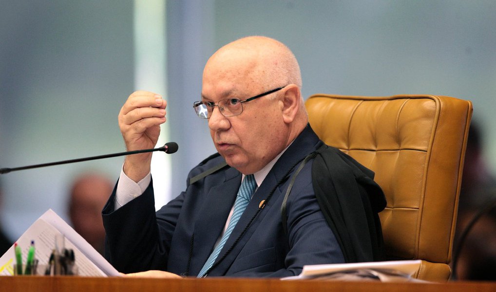 O ministro Teori Zavascki, do Supremo Tribunal Federal (STF) prorrogou nesta quarta (9) o prazo dos inquéritos sobre oito políticos investigados na Operação Lava Jato; foram estendidos os inquéritos até 7 de fevereiro de 2016 do presidente do Senado, Renan Calheiros (PMDB-AL), do deputado Aníbal Gomes (PMDB-CE), dos senadores Edison Lobão (PMDB-MA), Valdir Raupp (PMDB-RO), Gleisi Hoffmann (PT-PR) e Humberto Costa (PT-PE) e dos deputados José Mentor (PT-SP) e o ex-deputado João Pizzolatti (PP-PR) (Foto: Valter Lima) O ministro Teori Zavascki, do Supremo Tribunal Federal (STF) prorrogou nesta quarta (9) o prazo dos inquéritos sobre oito políticos investigados na Operação Lava Jato; foram estendidos os inquéritos até 7 de fevereiro de 2016 do presidente do Senado, Renan Calheiros (PMDB-AL), do deputado Aníbal Gomes (PMDB-CE), dos senadores Edison Lobão (PMDB-MA), Valdir Raupp (PMDB-RO), Gleisi Hoffmann (PT-PR) e Humberto Costa (PT-PE) e dos deputados José Mentor (PT-SP) e o ex-deputado João Pizzolatti (PP-PR)