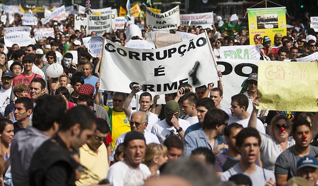 Esse Brasil cindido, com lados contrapostos, constitui uma contradição viva e escandalosa. Possui uma herança sombria que nos vem do etnocídio indígena que ainda persiste, do colonialismo que nos deixou o complexo de vira-latas (Foto: Leonardo Boff) Esse Brasil cindido, com lados contrapostos, constitui uma contradição viva e escandalosa. Possui uma herança sombria que nos vem do etnocídio indígena que ainda persiste, do colonialismo que nos deixou o complexo de vira-latas