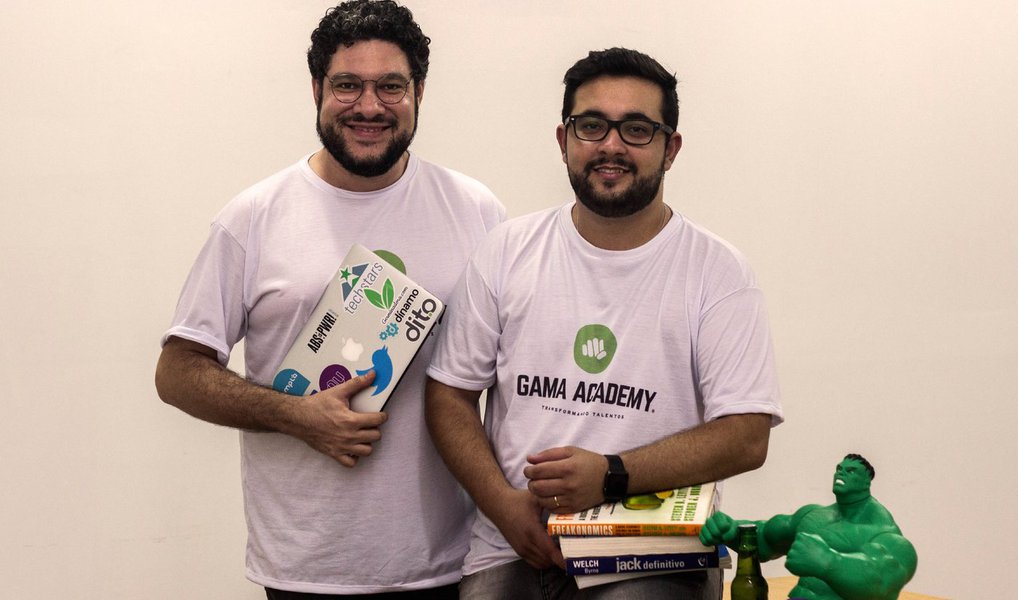 Ocorreu em um coquetel para empreendedores e gestores de recursos humanos, o lançamento oficial do projeto Gama Academy, uma escola de transformação tecnológica que oferece programas educacionais para profissões do futuro; lideram a iniciativa os empreendedores Guilherme Junqueira e Saulo Arruda, que juntos somam mais de 20 anos de experiência em educação, eventos, startups e desenvolvimento de profissionais; o objetivo é descobrir e acelerar talentos nas áreas de programação, design, marketing e vendas, além de conectar profissionais mais capacitados à oportunidades reais de trabalho em startups, e-commerces e empresas digitais com potencial de crescimento escalável (Foto: Leonardo Lucena) Ocorreu em um coquetel para empreendedores e gestores de recursos humanos, o lançamento oficial do projeto Gama Academy, uma escola de transformação tecnológica que oferece programas educacionais para profissões do futuro; lideram a iniciativa os empreendedores Guilherme Junqueira e Saulo Arruda, que juntos somam mais de 20 anos de experiência em educação, eventos, startups e desenvolvimento de profissionais; o objetivo é descobrir e acelerar talentos nas áreas de programação, design, marketing e vendas, além de conectar profissionais mais capacitados à oportunidades reais de trabalho em startups, e-commerces e empresas digitais com potencial de crescimento escalável