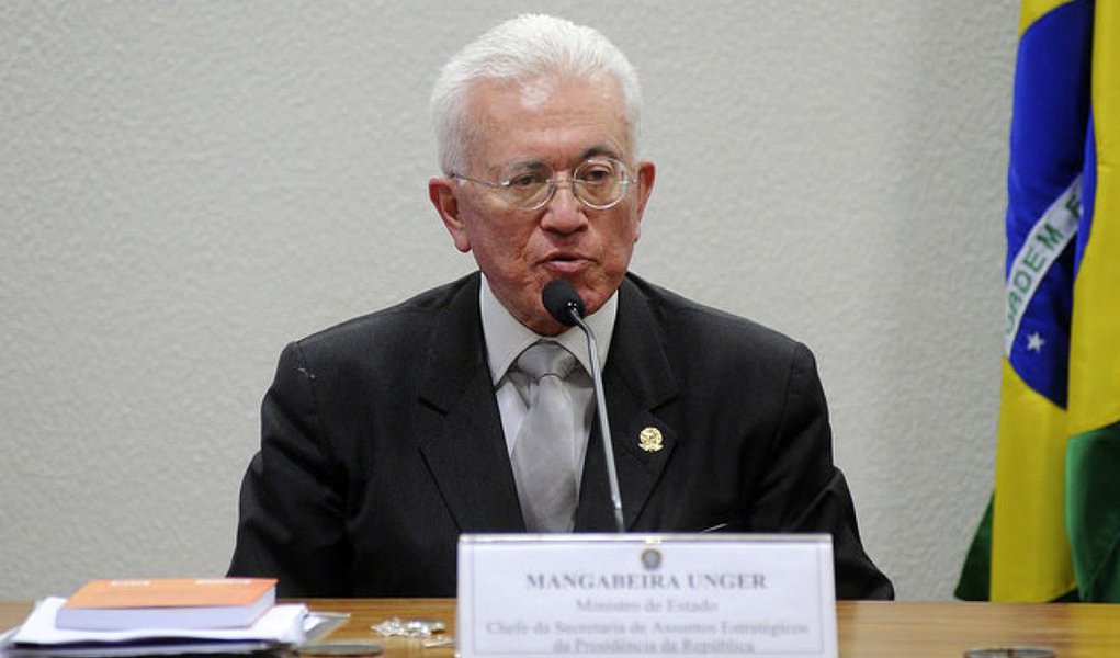 Ex-ministro dos governos Lula e Dilma, Roberto Mangabeira Unger se diz contra o impeachment e critica a imprensa “que abdicou a sua responsabilidade”; “A polícia, os procuradores e a grande mídia se associaram para construir essa onda e conseguiram sensibilizar a imprensa internacional. A onda utilizou o instituto perigoso das prisões preventivas, num verdadeiro assalto às liberdades públicas no país”, diz (Foto: Roberta Namour) Ex-ministro dos governos Lula e Dilma, Roberto Mangabeira Unger se diz contra o impeachment e critica a imprensa “que abdicou a sua responsabilidade”; “A polícia, os procuradores e a grande mídia se associaram para construir essa onda e conseguiram sensibilizar a imprensa internacional. A onda utilizou o instituto perigoso das prisões preventivas, num verdadeiro assalto às liberdades públicas no país”, diz