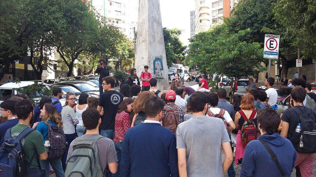 Diante da tentativa de censura ao movimento estudantil e ao debate político em espaços públicos como a Faculdade de Direito e Ciências do Estado (FDCE) da UFMG, dois centros acadêmicos e o coletivo FDCE Contra o Golpe realizam, nesta terça-feira (3), um ato em defesa das liberdades básicas de expressão e de reunião garantidas pela Constituição; isso porque uma decisão judicial visava impedir a discussão sobre o impeachment por achar que o debate sinalizaria um suposto aparelhamento acadêmico, fugindo às suas atribuições estatutárias; TJ-MG suspendeu a liminar; o evento Calados Não Ficaremos acontecerá no Território Livre da Faculdade de FDCE universidade (Foto: Leonardo Lucena) Diante da tentativa de censura ao movimento estudantil e ao debate político em espaços públicos como a Faculdade de Direito e Ciências do Estado (FDCE) da UFMG, dois centros acadêmicos e o coletivo FDCE Contra o Golpe realizam, nesta terça-feira (3), um ato em defesa das liberdades básicas de expressão e de reunião garantidas pela Constituição; isso porque uma decisão judicial visava impedir a discussão sobre o impeachment por achar que o debate sinalizaria um suposto aparelhamento acadêmico, fugindo às suas atribuições estatutárias; TJ-MG suspendeu a liminar; o evento Calados Não Ficaremos acontecerá no Território Livre da Faculdade de FDCE universidade