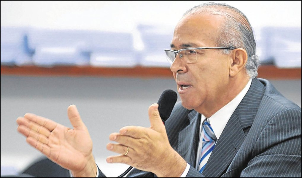 Ex ministro, que acaba de deixar o governo, disse que a carta escrita pelo vice-presidente à presidente Dilma Rousseff "é uma discussão da relação (DR)"; "E aí, depois disso, por vezes se volta a uma relação mais próxima e por vezes se vai para mais distância", comentou; Elisou Padilha também negou que Temer tenha pretensões de apoiar o impeachment; "Ninguém espere do Michel um comportamento fora do que a lei estabelece" (Foto: Paulo Emílio) Ex ministro, que acaba de deixar o governo, disse que a carta escrita pelo vice-presidente à presidente Dilma Rousseff "é uma discussão da relação (DR)"; "E aí, depois disso, por vezes se volta a uma relação mais próxima e por vezes se vai para mais distância", comentou; Elisou Padilha também negou que Temer tenha pretensões de apoiar o impeachment; "Ninguém espere do Michel um comportamento fora do que a lei estabelece"