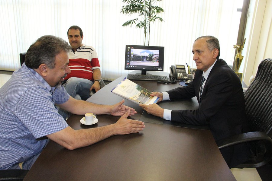 Promessa é do presidente da Câmara, Anselmo Pereira (PSDB), de dar andamento à investigação que identificou diversas fraudes no Plano Diretor de Goiânia em benefício de construtoras; o relatório da CEI, presidida pelo vereador Elias Vaz (PSB), denuncia 29 servidores municipais, incluindo três ex-secretários de Planejamento, 23 empresas e 17 empresários por irregularidades identificadas durante os seis meses de trabalho; representações já foram entregues ao Ministério Público, Polícia Civil, Controladoria Geral do Município e outros órgãos (Foto: Realle Palazzo-Martini) Promessa é do presidente da Câmara, Anselmo Pereira (PSDB), de dar andamento à investigação que identificou diversas fraudes no Plano Diretor de Goiânia em benefício de construtoras; o relatório da CEI, presidida pelo vereador Elias Vaz (PSB), denuncia 29 servidores municipais, incluindo três ex-secretários de Planejamento, 23 empresas e 17 empresários por irregularidades identificadas durante os seis meses de trabalho; representações já foram entregues ao Ministério Público, Polícia Civil, Controladoria Geral do Município e outros órgãos