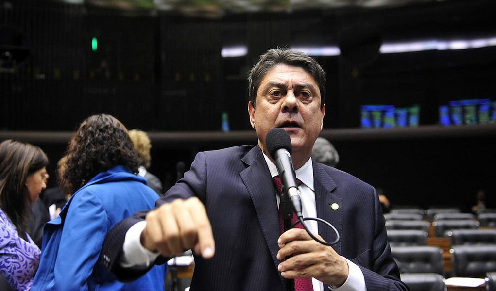 Deputado federal Wadih Damous (PT-RJ) apresentou nesta semana um projeto de lei que torna crime o vazamento de informações conseguidas a partir de depoimentos de delação premiada; a proposta também estabelece que o réu só pode aderir à delação premiada se estiver respondendo às acusações em liberdade; “É imperioso evitar vazamentos que podem resultar e resultam em pré-julgamentos, que destroem a honra e a intimidade da pessoa submetida à persecução penal”, argumenta (Foto: Roberta Namour) Deputado federal Wadih Damous (PT-RJ) apresentou nesta semana um projeto de lei que torna crime o vazamento de informações conseguidas a partir de depoimentos de delação premiada; a proposta também estabelece que o réu só pode aderir à delação premiada se estiver respondendo às acusações em liberdade; “É imperioso evitar vazamentos que podem resultar e resultam em pré-julgamentos, que destroem a honra e a intimidade da pessoa submetida à persecução penal”, argumenta