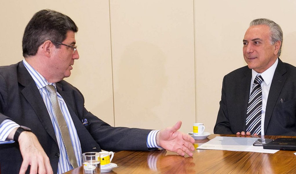 Jornalista Luís Nassif destaca que o mercado já sabia desde o fim do ano passado que a queda inflação se daria a partir do segundo trimestre deste ano, na medida em que saíssem da contagem anual os impactos dos mega-reajustes tarifários do ano passado; nesta semana, o Copom já poderia ter dado início à redução da Selic, devido ao fato das taxas estarem caindo no mercado futuro, acompanhando as projeções de queda da inflação, mas optou por deixar os louros da vitória para Michel Temer; "Pacote do ex-ministro da Fazenda Joaquim Levy conseguiu jogar a economia na maior recessão da história, enfraquecer o governo e deixá-lo presa fácil do golpismo, e legar o trabalho "limpo" (a redução da Selic) para o sucessor", afirma (Foto: Paulo Emílio) Jornalista Luís Nassif destaca que o mercado já sabia desde o fim do ano passado que a queda inflação se daria a partir do segundo trimestre deste ano, na medida em que saíssem da contagem anual os impactos dos mega-reajustes tarifários do ano passado; nesta semana, o Copom já poderia ter dado início à redução da Selic, devido ao fato das taxas estarem caindo no mercado futuro, acompanhando as projeções de queda da inflação, mas optou por deixar os louros da vitória para Michel Temer; "Pacote do ex-ministro da Fazenda Joaquim Levy conseguiu jogar a economia na maior recessão da história, enfraquecer o governo e deixá-lo presa fácil do golpismo, e legar o trabalho "limpo" (a redução da Selic) para o sucessor", afirma