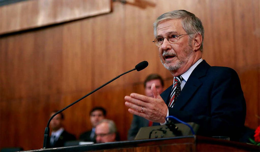 Ex-presidente da Câmara que conduziu o processo de impeachment de Fernando Collor, Ibsen Pinheiro (PMDB-RS) disse que a solução da crise política deve ser protagonizada pelos partidos; "Estou convencido de que os partidos políticos deverão ser os protagonistas da superação da crise ou serão suas primeiras vítimas", afirmou, em artigo; "Está claro que é preciso votar logo o impeachment, contra ou a favor, para encerrar o tenso momento que vivemos. Tenho certeza que o dia seguinte, com qualquer resultado, será melhor que o da véspera", completou; leia íntegra (Foto: Aquiles Lins) Ex-presidente da Câmara que conduziu o processo de impeachment de Fernando Collor, Ibsen Pinheiro (PMDB-RS) disse que a solução da crise política deve ser protagonizada pelos partidos; "Estou convencido de que os partidos políticos deverão ser os protagonistas da superação da crise ou serão suas primeiras vítimas", afirmou, em artigo; "Está claro que é preciso votar logo o impeachment, contra ou a favor, para encerrar o tenso momento que vivemos. Tenho certeza que o dia seguinte, com qualquer resultado, será melhor que o da véspera", completou; leia íntegra