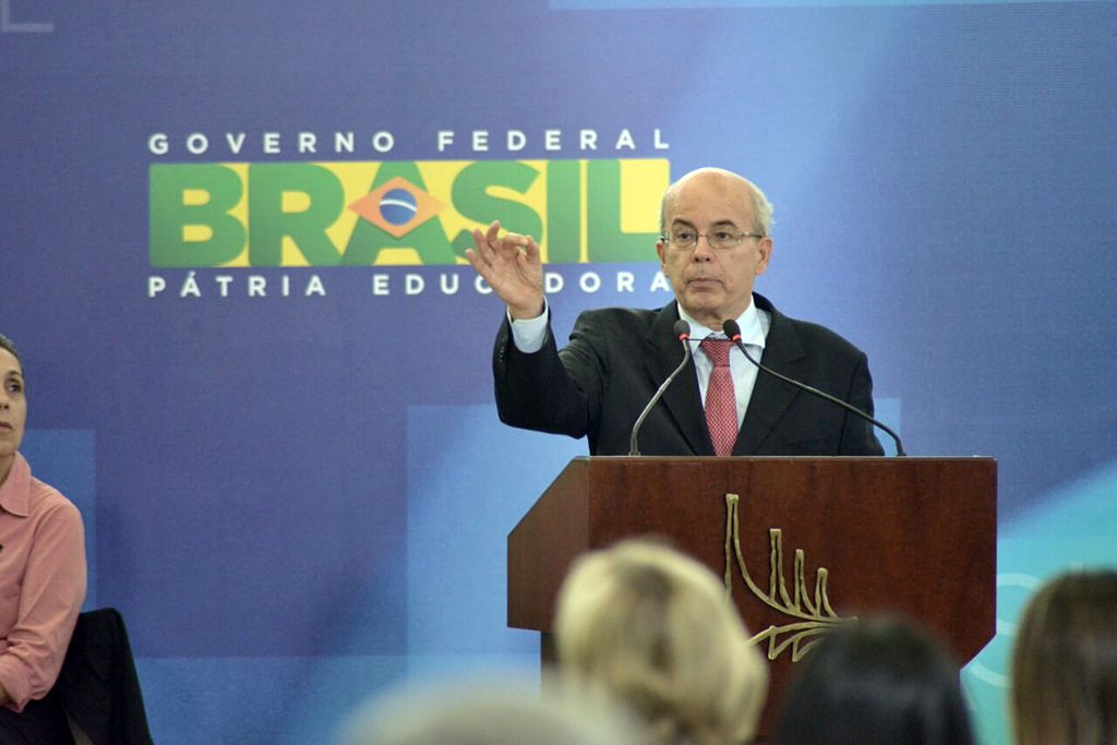 Diretor da Faculdade de Direito da Universidade Federal de Pernambuco, o jurista Francisco de Queiroz Bezerra Cavalcanti afirmou que, no Brasil, "a liberdade de imprensa está privatizada"; "Quando os grandes grupos querem que a população pensa assim, ela pensa assim", disse, em discurso durante Encontro com Juristas pela Legalidade e em Defesa da Democracia, com a presença da presidente Dilma em Brasília (Foto: Gisele Federicce) Diretor da Faculdade de Direito da Universidade Federal de Pernambuco, o jurista Francisco de Queiroz Bezerra Cavalcanti afirmou que, no Brasil, "a liberdade de imprensa está privatizada"; "Quando os grandes grupos querem que a população pensa assim, ela pensa assim", disse, em discurso durante Encontro com Juristas pela Legalidade e em Defesa da Democracia, com a presença da presidente Dilma em Brasília