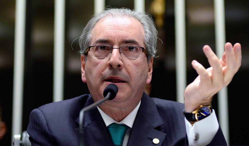 O presidente da Câmara, Eduardo Cunha (PMDB-RJ), apresentou, no início da noite desta segunda (21), no Conselho de Ética da Casa, sua defesa das acusações de quebra de decoro parlamentar; com mais de 60 páginas e cinco anexos contendo notas taquigráficas e documentos, a defesa de Cunha foi protocolada no conselho pelo advogado Marcelo Nobre, que defende o parlamentar no processo; hoje era o último dia para o deputado apresentar a defesa (Foto: Valter Lima) O presidente da Câmara, Eduardo Cunha (PMDB-RJ), apresentou, no início da noite desta segunda (21), no Conselho de Ética da Casa, sua defesa das acusações de quebra de decoro parlamentar; com mais de 60 páginas e cinco anexos contendo notas taquigráficas e documentos, a defesa de Cunha foi protocolada no conselho pelo advogado Marcelo Nobre, que defende o parlamentar no processo; hoje era o último dia para o deputado apresentar a defesa