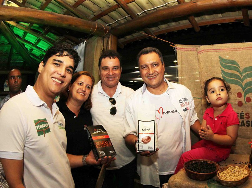 Após a prefeitura interditar o Parque de Exposições, o governador Rui Costa determinou que o espaço continuasse aberto para a realização da Fenagro nesta segunda-feira; "A Secretaria de Agricultura (Seagri) intermediará o diálogo entre a organização do evento e o município para que os entraves sejam desfeitos. O mais importante é que seja estabelecido um acordo para não prejudicar o agronegócio baiano", disse Rui; em nota, a Seagri informou que foi aberta a apuração das circunstâncias que provocaram a morte de um cavalo por choque elétrico na madrugada desta segunda (Foto: Romulo Faro) Após a prefeitura interditar o Parque de Exposições, o governador Rui Costa determinou que o espaço continuasse aberto para a realização da Fenagro nesta segunda-feira; "A Secretaria de Agricultura (Seagri) intermediará o diálogo entre a organização do evento e o município para que os entraves sejam desfeitos. O mais importante é que seja estabelecido um acordo para não prejudicar o agronegócio baiano", disse Rui; em nota, a Seagri informou que foi aberta a apuração das circunstâncias que provocaram a morte de um cavalo por choque elétrico na madrugada desta segunda