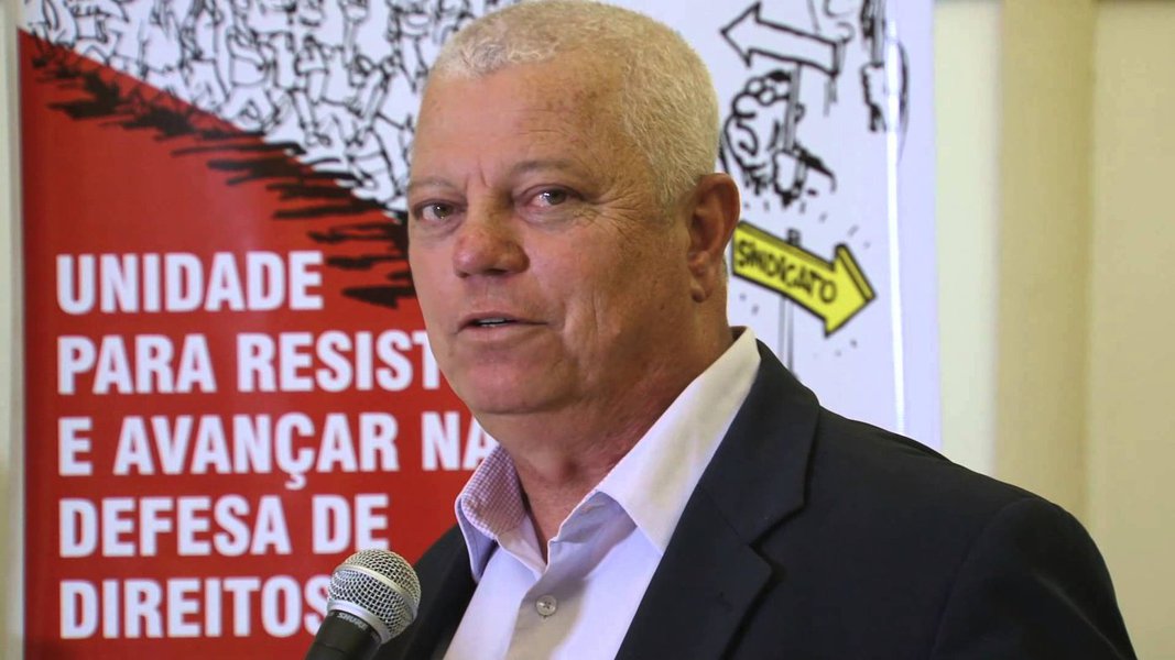 Quem pergunta é o presidente do PT na Bahia, Everaldo Anunciação; para ele, é questionável a atuação da Polícia Federal na prisão do senador Delcídio Amaral (PT), que é acusado de atrapalhar as investigações da Operação Lava Jato; Everaldo questiona o fato de não serem presos o presidente da Câmara, Eduardo Cunha (PMDB), acusado de ter dinheiro ilegal na Suíça; e o senador Agripino Maia (DEM), suspeito de ter recebido R$ 1 milhão em propina; "Defendemos a continuidade das investigações e a punição de quem comete irregularidades. Agora, há uma discussão sobre os critérios que a Polícia Federal usou para definir o flagrante de Delcídio. Deveriam usar o mesmo critério para prender Agripino Maia e Eduardo Cunha" (Foto: Romulo Faro) Quem pergunta é o presidente do PT na Bahia, Everaldo Anunciação; para ele, é questionável a atuação da Polícia Federal na prisão do senador Delcídio Amaral (PT), que é acusado de atrapalhar as investigações da Operação Lava Jato; Everaldo questiona o fato de não serem presos o presidente da Câmara, Eduardo Cunha (PMDB), acusado de ter dinheiro ilegal na Suíça; e o senador Agripino Maia (DEM), suspeito de ter recebido R$ 1 milhão em propina; "Defendemos a continuidade das investigações e a punição de quem comete irregularidades. Agora, há uma discussão sobre os critérios que a Polícia Federal usou para definir o flagrante de Delcídio. Deveriam usar o mesmo critério para prender Agripino Maia e Eduardo Cunha"