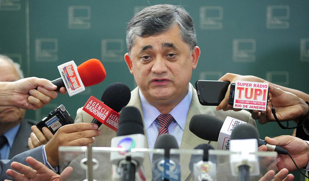 Líder do governo na Câmara, deputado José Guimarães (PT-CE) afirmou que são nulas as chances de o Executivo fazer cortes de investimento no programa, seguindo o parecer do relator do Projeto de Lei Orçamentária para 2016, deputado Ricardo Barros (PP-PR); "De jeito nenhum, de maneira nenhuma. O Bolsa Família e os programas sociais são a alma da questão social do Brasil, referência no mundo e é uma conquista importante para a cidadania brasileira. Nem a oposição vai aceitar isso", disse (Foto: Leonardo Lucena) Líder do governo na Câmara, deputado José Guimarães (PT-CE) afirmou que são nulas as chances de o Executivo fazer cortes de investimento no programa, seguindo o parecer do relator do Projeto de Lei Orçamentária para 2016, deputado Ricardo Barros (PP-PR); "De jeito nenhum, de maneira nenhuma. O Bolsa Família e os programas sociais são a alma da questão social do Brasil, referência no mundo e é uma conquista importante para a cidadania brasileira. Nem a oposição vai aceitar isso", disse