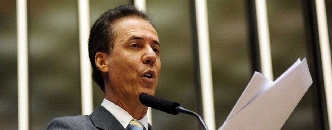 Deputado federal Pedro Chaves foi o escolhido por Michel Temer para comandar a comissão provisória que vai organizar a eleição para o diretório estadual; passados 10 dias da decisão, pouco se avançou e PMDB segue rachado entre o grupo de Iris Rezende e a turma do deputado Daniel Vilela, que passou os últimos dias em Paris numa comitiva da Câmara na COP 21; PMDB é hoje um partido sem programa de governo e que vive dos espasmos radicais dos deputados José Nelto e Adib Elias em discursos inflamados na Assembleia Legislativa (Foto: José Barbacena) Deputado federal Pedro Chaves foi o escolhido por Michel Temer para comandar a comissão provisória que vai organizar a eleição para o diretório estadual; passados 10 dias da decisão, pouco se avançou e PMDB segue rachado entre o grupo de Iris Rezende e a turma do deputado Daniel Vilela, que passou os últimos dias em Paris numa comitiva da Câmara na COP 21; PMDB é hoje um partido sem programa de governo e que vive dos espasmos radicais dos deputados José Nelto e Adib Elias em discursos inflamados na Assembleia Legislativa