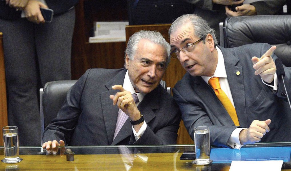 "Ninguém aguenta mais acordar todos os dias e ir para cama escutando que fulano delatou tal coisa, que tal delação vai finalmente derrubar o governo, ninguém aguenta mais ouvir falar em impeachment, manobras de Eduardo Cunha, traições de Temer, até parece que os vilões ocupam todas as páginas e todos os minutos dos telejornais, numa sucessão histérica e que em vez de esclarecer contamina corações e mentes, não só em forma de pesadelos, mas de brigas entre amigos, parentes, conhecidos, cada um defendendo um lado da questão abastecido apenas por versões e não por fatos", diz o colunista Alex Solnik; "O Brasil precisa acordar desse pesadelo" (Foto: Alex Solnik) "Ninguém aguenta mais acordar todos os dias e ir para cama escutando que fulano delatou tal coisa, que tal delação vai finalmente derrubar o governo, ninguém aguenta mais ouvir falar em impeachment, manobras de Eduardo Cunha, traições de Temer, até parece que os vilões ocupam todas as páginas e todos os minutos dos telejornais, numa sucessão histérica e que em vez de esclarecer contamina corações e mentes, não só em forma de pesadelos, mas de brigas entre amigos, parentes, conhecidos, cada um defendendo um lado da questão abastecido apenas por versões e não por fatos", diz o colunista Alex Solnik; "O Brasil precisa acordar desse pesadelo"