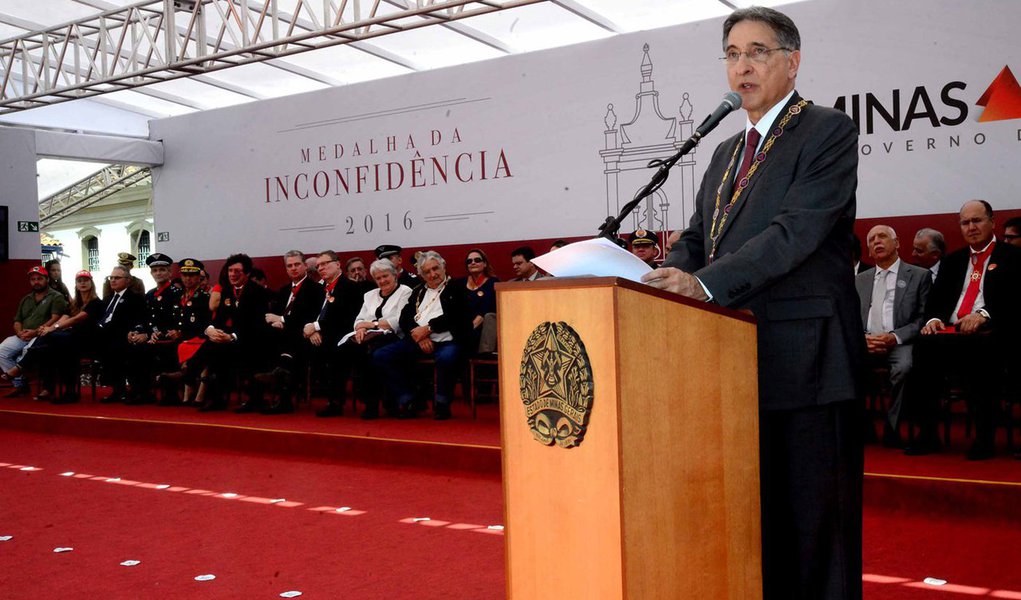 Na solenidade em Ouro Preto, governador petista exaltou os valores democráticos cunhados por Tiradentes; “A única fonte real de legitimidade na democracia é o voto e a ele é que devemos recorrer quando crises institucionais agudas assolam e ameaçam a tessitura democrática que tanto sangue e tantas lágrimas nos custou para trazer até aqui” (Foto: José Barbacena) Na solenidade em Ouro Preto, governador petista exaltou os valores democráticos cunhados por Tiradentes; “A única fonte real de legitimidade na democracia é o voto e a ele é que devemos recorrer quando crises institucionais agudas assolam e ameaçam a tessitura democrática que tanto sangue e tantas lágrimas nos custou para trazer até aqui”