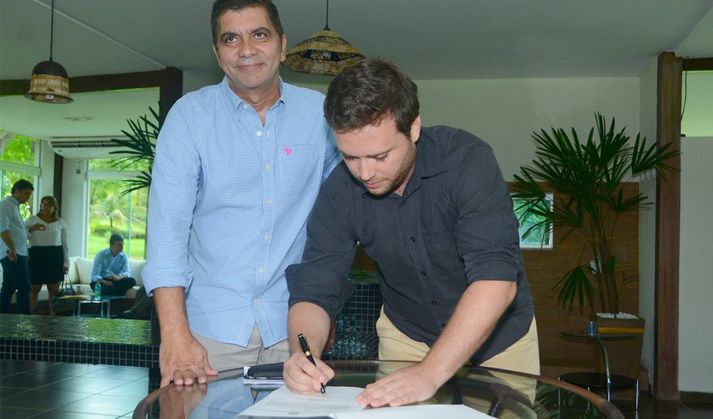 Em coletiva com jornalistas nessa segunda-feria, 30, o prefeito Carlos Amastha (PSB) anunciou alterações na equipe do primeiro escalão de sua gestão; entre elas está a criação da Secretaria Especial de Energias Renováveis, que será responsável pela implantação do projeto Palmas Solar; para o comando da pasta, Amastha nomeou o líder do Rede Sustentabilidade no estado, Rafael Boff; além dele, Hector Franco assumiu a presidência da Fundação Cultural de Palmas e Eliane Campos foi efetivada como secretária de Desenvolvimento Social (Foto: Aquiles Lins) Em coletiva com jornalistas nessa segunda-feria, 30, o prefeito Carlos Amastha (PSB) anunciou alterações na equipe do primeiro escalão de sua gestão; entre elas está a criação da Secretaria Especial de Energias Renováveis, que será responsável pela implantação do projeto Palmas Solar; para o comando da pasta, Amastha nomeou o líder do Rede Sustentabilidade no estado, Rafael Boff; além dele, Hector Franco assumiu a presidência da Fundação Cultural de Palmas e Eliane Campos foi efetivada como secretária de Desenvolvimento Social