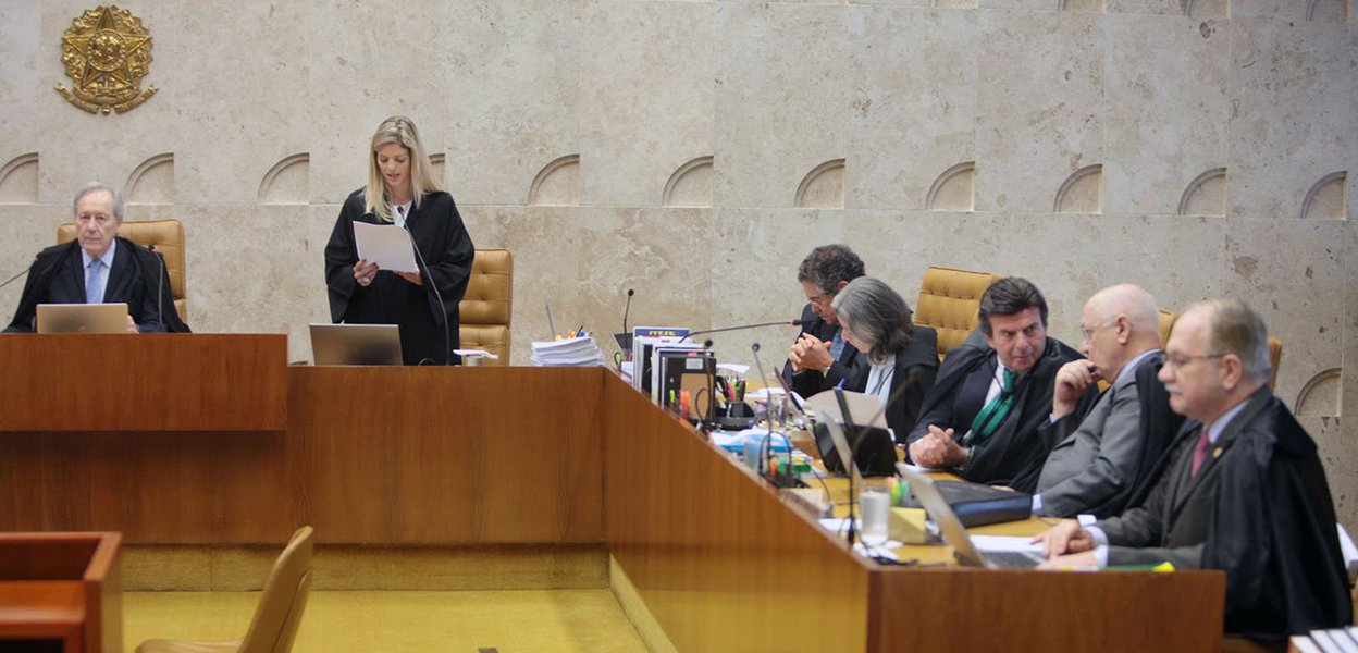 A Constituição Federal, já algumas vezes rasurada, corre o risco de ser escandalosamente rasgada caso o processo do golpe não seja estancado a tempo pelas forças democráticas da Nação (Foto: Ribamar Fonseca) A Constituição Federal, já algumas vezes rasurada, corre o risco de ser escandalosamente rasgada caso o processo do golpe não seja estancado a tempo pelas forças democráticas da Nação
