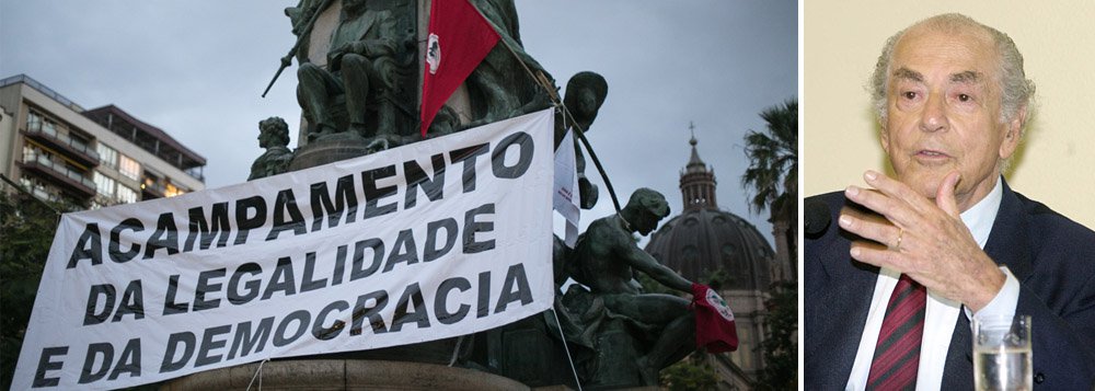 Cerca de 500 integrantes de movimentos sociais ligados à Frente Brasil Popular e à Frente Povo Sem Medo ocuparam a Praça da Matriz, em frente ao Palácio Piratini, e instalaram o Acampamento da Legalidade e da Democracia; militantes do MST e de outras entidades começaram a montar as barracas com lonas pretas e taquaras, e a organizar a infraestrutura do acampamento que não tem data definida para terminar; a Praça da Matriz foi escolhida pelo seu simbolismo na luta em defesa da democracia; foi neste local que, em agosto de 1961, o então governador do Rio Grande do Sul, Leonel Brizola, desencadeou a Campanha da Legalidade, em defesa da posse de João Goulart na presidência da República (Foto: Leonardo Lucena) Cerca de 500 integrantes de movimentos sociais ligados à Frente Brasil Popular e à Frente Povo Sem Medo ocuparam a Praça da Matriz, em frente ao Palácio Piratini, e instalaram o Acampamento da Legalidade e da Democracia; militantes do MST e de outras entidades começaram a montar as barracas com lonas pretas e taquaras, e a organizar a infraestrutura do acampamento que não tem data definida para terminar; a Praça da Matriz foi escolhida pelo seu simbolismo na luta em defesa da democracia; foi neste local que, em agosto de 1961, o então governador do Rio Grande do Sul, Leonel Brizola, desencadeou a Campanha da Legalidade, em defesa da posse de João Goulart na presidência da República