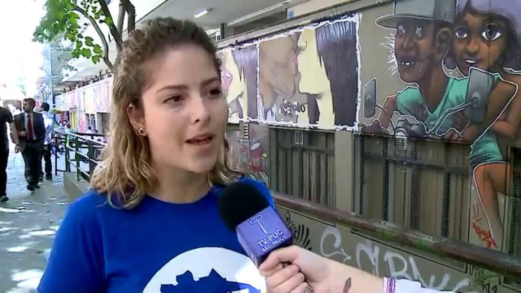 Carina Vitral, a moça dos cachinhos, presidenta da UNE, de camisa azul, tirou as havaianas e deu várias chineladas na bunda murcha do anão (Foto: Lelê Teles) Carina Vitral, a moça dos cachinhos, presidenta da UNE, de camisa azul, tirou as havaianas e deu várias chineladas na bunda murcha do anão