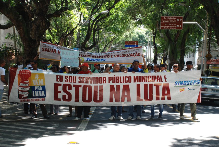 Os servidores concursados da prefeitura de Salvador fizeram assembleia no Largo do Campo nesta terça-feira para protestar 'contra a decisão do prefeito ACM Neto de não reajustar os salários da categoria' e decidiram manter a greve que teve início no dia 15 último; a categoria alega que 'a gestão municipal não realizou mais nenhuma chamado para negociações, tendo a última rodada sido realizada no dia 14 de março'; principal reivindicação é o aumento linear de 17% nos salários, além do reajuste do auxílio alimentação para R$ 25; valor atual é de 14,36; a prefeitura, segundo os servidores, 'apresentou contraproposta de 0%' (Foto: Romulo Faro) Os servidores concursados da prefeitura de Salvador fizeram assembleia no Largo do Campo nesta terça-feira para protestar 'contra a decisão do prefeito ACM Neto de não reajustar os salários da categoria' e decidiram manter a greve que teve início no dia 15 último; a categoria alega que 'a gestão municipal não realizou mais nenhuma chamado para negociações, tendo a última rodada sido realizada no dia 14 de março'; principal reivindicação é o aumento linear de 17% nos salários, além do reajuste do auxílio alimentação para R$ 25; valor atual é de 14,36; a prefeitura, segundo os servidores, 'apresentou contraproposta de 0%'
