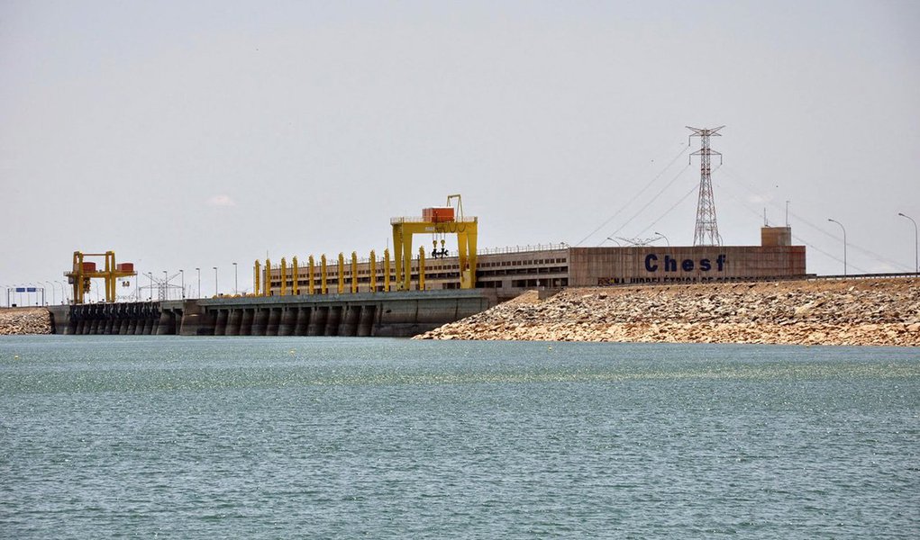Com o nível do reservatório considerado o mais crítico da história, aproximando-se do volume morto, a Agência Nacional de Águas (ANA) autorizou a redução da vazão das barragens de Sobradinho e Xingó, no Rio São Francisco, de 1.300 metros cúbicos por segundo para 900 metros cúbicos por segundo; Companhia Hidro Elétrica do São Francisco (Chesf) aponta que a situação está crítica pela falta de chuvas na Bacia do Rio; dados do Instituto Nacional de Pesquisas Espaciais (Inpe) indicam que, nos últimos dois anos, o volume de chuvas foi 80% menor do que o esperado; o problema é que o quadro não deve melhorar e pode chover 40% abaixo do normal para a região
(Foto: Voney Malta) Com o nível do reservatório considerado o mais crítico da história, aproximando-se do volume morto, a Agência Nacional de Águas (ANA) autorizou a redução da vazão das barragens de Sobradinho e Xingó, no Rio São Francisco, de 1.300 metros cúbicos por segundo para 900 metros cúbicos por segundo; Companhia Hidro Elétrica do São Francisco (Chesf) aponta que a situação está crítica pela falta de chuvas na Bacia do Rio; dados do Instituto Nacional de Pesquisas Espaciais (Inpe) indicam que, nos últimos dois anos, o volume de chuvas foi 80% menor do que o esperado; o problema é que o quadro não deve melhorar e pode chover 40% abaixo do normal para a região