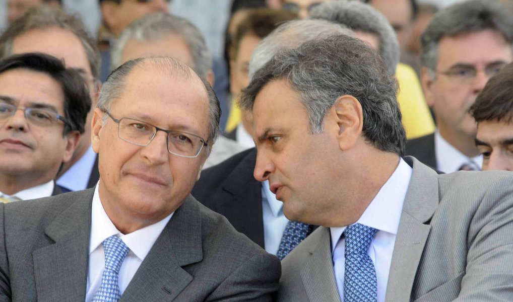 Governador de São Paulo, Geraldo Alckmin, e o senador mineiro Aécio Neves, que disputam espaço dentro do PSDB pela chance de ser o candidato tucano à presidência em 2018, se reuniram a portas fechadas para discutir o processo de impeachment da presidente Dilma Rousseff nesta quinta-feira em Brasília; à noite, a cúpula do PSDB também debaterá o assunto com o ex-presidente FHC (Foto: Paulo Emílio) Governador de São Paulo, Geraldo Alckmin, e o senador mineiro Aécio Neves, que disputam espaço dentro do PSDB pela chance de ser o candidato tucano à presidência em 2018, se reuniram a portas fechadas para discutir o processo de impeachment da presidente Dilma Rousseff nesta quinta-feira em Brasília; à noite, a cúpula do PSDB também debaterá o assunto com o ex-presidente FHC