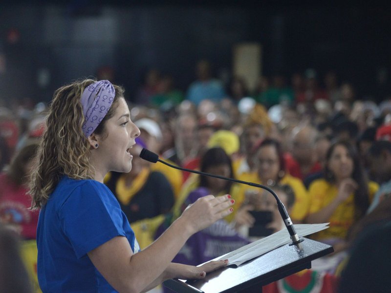 Presidente da UNE, Carina Vitral diz que os deputados sabem que essa "encenação do golpismo" é motivada pelo desespero do presidente da Câmara e de outros investigados na operação Lava-Jato, que tentarem salvar a própria pele; "Mas a opinião pública sabe que há algo de errado, algo contaminado nesse processo, sabe que, por mais críticas que existam a esse governo, não há como passar por cima da democracia e entregar o poder justamente para esse tipo de pessoas", diz; segundo Vitral, os estudantes e os movimentos sociais viraram o jogo do impeachment nas ruas; "Quando o povo se levanta pela democracia não há quem possa detê-lo. Não vai ter golpe" (Foto: Aquiles Lins) Presidente da UNE, Carina Vitral diz que os deputados sabem que essa "encenação do golpismo" é motivada pelo desespero do presidente da Câmara e de outros investigados na operação Lava-Jato, que tentarem salvar a própria pele; "Mas a opinião pública sabe que há algo de errado, algo contaminado nesse processo, sabe que, por mais críticas que existam a esse governo, não há como passar por cima da democracia e entregar o poder justamente para esse tipo de pessoas", diz; segundo Vitral, os estudantes e os movimentos sociais viraram o jogo do impeachment nas ruas; "Quando o povo se levanta pela democracia não há quem possa detê-lo. Não vai ter golpe"