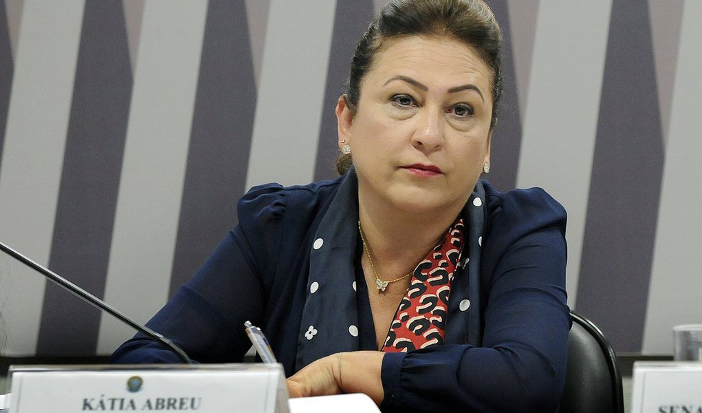 Pressionada pelo PMDB e por entidades do agronegócio, Kátia Abreu avalia sua saída do Ministério da Agricultura; amiga da presidente Dilma Rousseff, ela tem demonstrado preocupação com a instabilidade política do governo e teria perdido o controle de sua base de sustentação, como a própria CNA, entidade máxima de representação da agropecuária no país, que presidiu por oito anos (Foto: Roberta Namour) Pressionada pelo PMDB e por entidades do agronegócio, Kátia Abreu avalia sua saída do Ministério da Agricultura; amiga da presidente Dilma Rousseff, ela tem demonstrado preocupação com a instabilidade política do governo e teria perdido o controle de sua base de sustentação, como a própria CNA, entidade máxima de representação da agropecuária no país, que presidiu por oito anos
