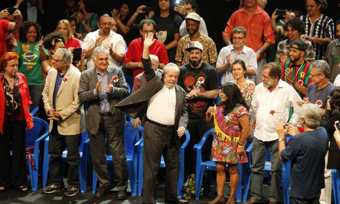 Mesmo com processo, sítio, granja, triplex ou puxadinho no ABC, Lula é muito mais mito que qualquer Bolsonaro. Admiro os líderes que conseguem esse nível de popularidade. São gênios que mexem com as massas. Mas é muito ruim para o Brasil (Foto: Luciano Olivieri) Mesmo com processo, sítio, granja, triplex ou puxadinho no ABC, Lula é muito mais mito que qualquer Bolsonaro. Admiro os líderes que conseguem esse nível de popularidade. São gênios que mexem com as massas. Mas é muito ruim para o Brasil