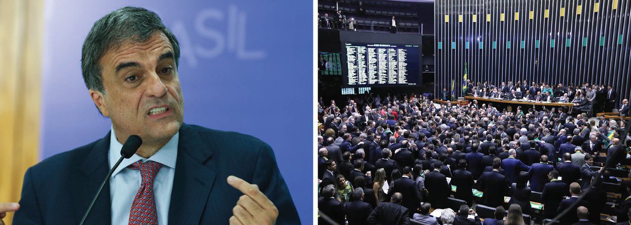 O ministro-chefe da Advocacia-Geral da União (AGU), José Eduardo Cardozo, pretende apresentar os argumentos da defesa da presidente Dilma Rousseff a senadores que estejam dispostos a recebê-lo; ele adiantou que a defesa a ser apresentada ao Senado trará argumentação adicional à da Câmara: um dos pontos que será abordado pela AGU na nova defesa é o posicionamento dos partidos políticos, que obrigaram seus parlamentares a votar a favor da continuidade do processo, sob pena de sanções internas; outro argumento novo diz respeito ao comportamento dos deputados durante a sessão da Câmara que autorizou o processo (Foto: Valter Lima) O ministro-chefe da Advocacia-Geral da União (AGU), José Eduardo Cardozo, pretende apresentar os argumentos da defesa da presidente Dilma Rousseff a senadores que estejam dispostos a recebê-lo; ele adiantou que a defesa a ser apresentada ao Senado trará argumentação adicional à da Câmara: um dos pontos que será abordado pela AGU na nova defesa é o posicionamento dos partidos políticos, que obrigaram seus parlamentares a votar a favor da continuidade do processo, sob pena de sanções internas; outro argumento novo diz respeito ao comportamento dos deputados durante a sessão da Câmara que autorizou o processo