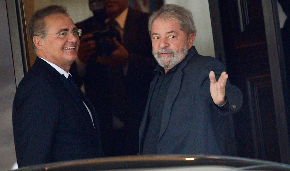 O ex-presidente Lula e o presidente do Senado, Renan Calheiros (PMDB-AL) discutiram nesta terça (26) a viabilidade de se realizar novas eleições presidenciais no país; o peemedebista defende a realização de um plebiscito, que pode ser feito nas eleições de outubro deste ano, regulamentado em 60 dias; as novas eleições presidenciais ficariam para 2017; Lula, que, na pesquisa Vox Populi, lidera com até 31% das intenções de voto, segundo aliados, ficou animado com o cenário (Foto: Valter Lima) O ex-presidente Lula e o presidente do Senado, Renan Calheiros (PMDB-AL) discutiram nesta terça (26) a viabilidade de se realizar novas eleições presidenciais no país; o peemedebista defende a realização de um plebiscito, que pode ser feito nas eleições de outubro deste ano, regulamentado em 60 dias; as novas eleições presidenciais ficariam para 2017; Lula, que, na pesquisa Vox Populi, lidera com até 31% das intenções de voto, segundo aliados, ficou animado com o cenário