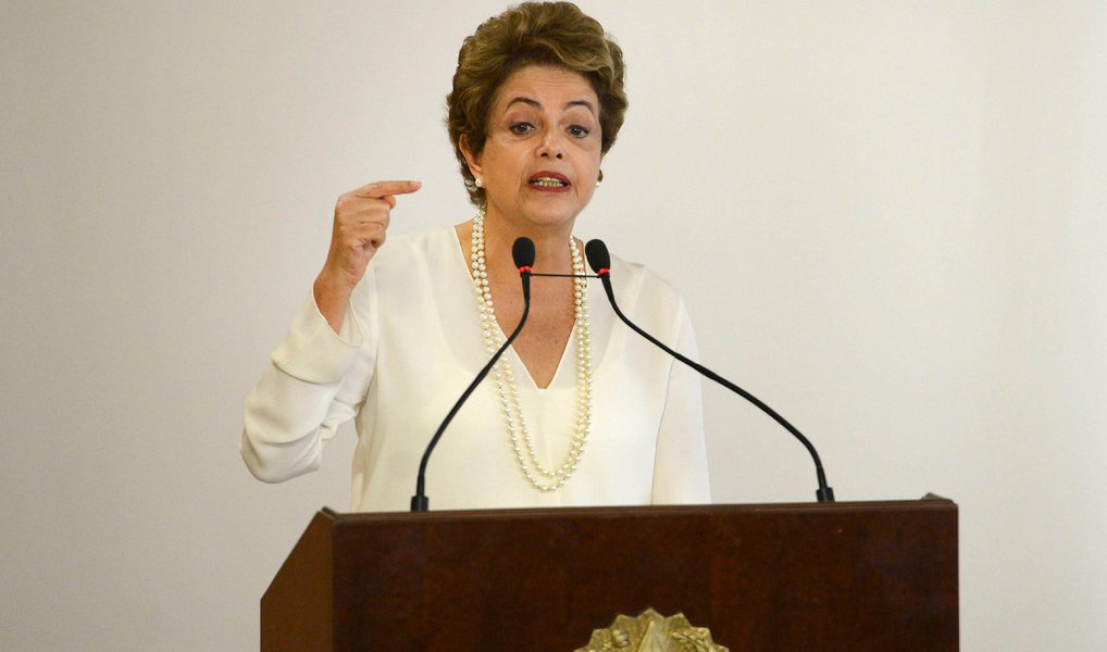 Em entrevista ao jornal El Comércio do Equador, para onde viaja nesta terça-feira 26, a presidente afirmou não ser "aceitável, em uma sociedade democrática e participativa, tirar um presidente apenas por divergência política, sem nenhum respaldo jurídico"; Dilma se disse também "implacável contra a corrupção" desde seu primeiro mandato e assegurou não transigir "no combate a qualquer tipo de ação criminosa" em seu governo; questionada sobre o governo de Nicolás Maduro, da Venezuela, a presidente negou omissão do Brasil; "Tivemos tudo menos silêncio. Acompanhamos com muita atenção os acontecimentos" (Foto: Gisele Federicce) Em entrevista ao jornal El Comércio do Equador, para onde viaja nesta terça-feira 26, a presidente afirmou não ser "aceitável, em uma sociedade democrática e participativa, tirar um presidente apenas por divergência política, sem nenhum respaldo jurídico"; Dilma se disse também "implacável contra a corrupção" desde seu primeiro mandato e assegurou não transigir "no combate a qualquer tipo de ação criminosa" em seu governo; questionada sobre o governo de Nicolás Maduro, da Venezuela, a presidente negou omissão do Brasil; "Tivemos tudo menos silêncio. Acompanhamos com muita atenção os acontecimentos"