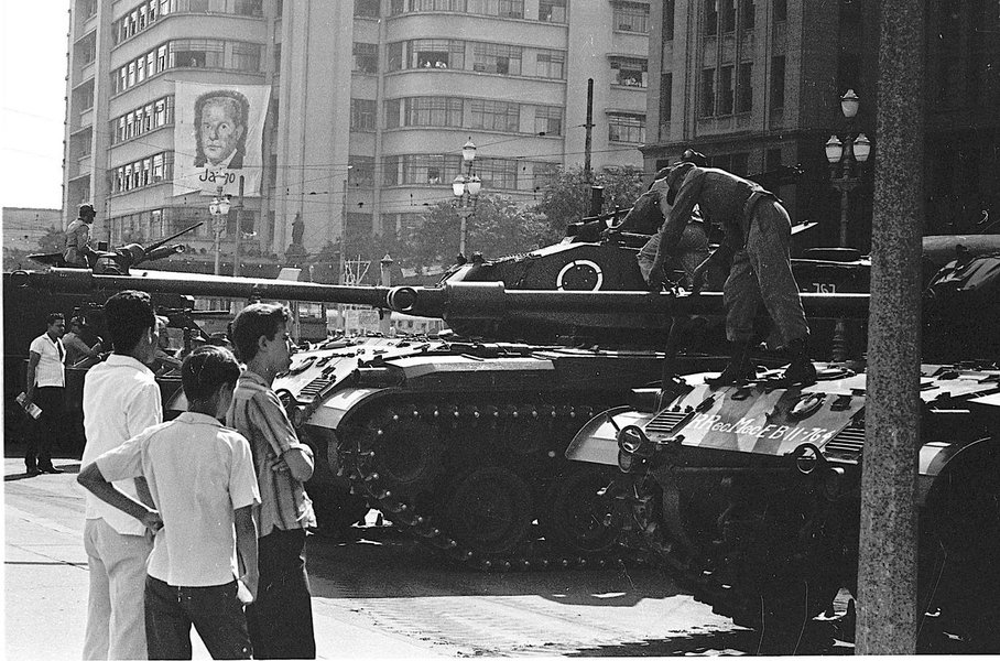 Colunista do 247, o cientista político Emir Sader compara o momento atual ao golpe de 1964 e teme que os parlamentares atestem um novo golpe contra a democracia brasileira; "Esta semana o Congresso será submetido a um novo desafio: ou promove o golpe ao tirar o mandato de uma presidenta eleita pelo voto popular, sem nenhuma acusação que o justifique, e passará à historia como um Congresso golpista, inimigo da democracia. Ou se oporá a assumir esse papel, dará um basta a essa tentativa espúria e expressará um compromisso com a democracia brasileira", diz Emir; leia íntegra (Foto: Emir Sader) Colunista do 247, o cientista político Emir Sader compara o momento atual ao golpe de 1964 e teme que os parlamentares atestem um novo golpe contra a democracia brasileira; "Esta semana o Congresso será submetido a um novo desafio: ou promove o golpe ao tirar o mandato de uma presidenta eleita pelo voto popular, sem nenhuma acusação que o justifique, e passará à historia como um Congresso golpista, inimigo da democracia. Ou se oporá a assumir esse papel, dará um basta a essa tentativa espúria e expressará um compromisso com a democracia brasileira", diz Emir; leia íntegra
