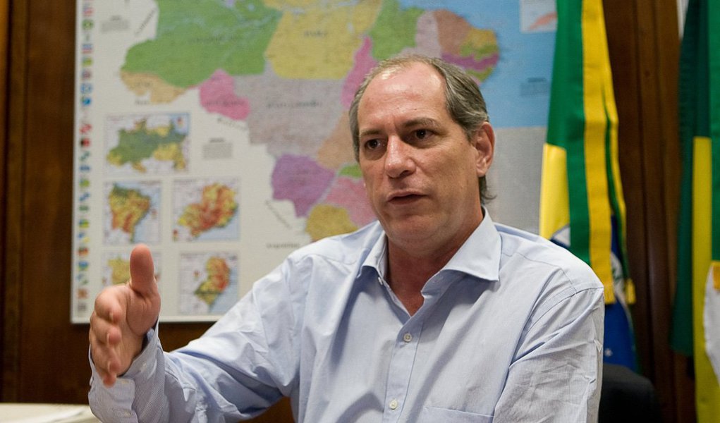 Ex-ministro Ciro Gomes, embora crítico do governo, também prevê um cenário de caos no pós-golpe, e afirma que o País não pode depositar suas esperanças no vice-presidente Michel Temer; ele acredita, contudo, que passada a tempestade, a presidente Dilma Rousseff conseguirá rearrumar a casa se conseguir superar os opositores no Congresso; "Ela precisa sinalizar para esse grupo que se sentiu enganado nas últimas eleições, entre eles eu, e buscar uma reconciliação com os grupos sociais e políticos que lhe deram a vitória"; Ciro também critica a ex-senadora Marina Silva, quem vê como oportunista, por apoiar a ideia de antecipar as eleições presidenciais para este ano; "Isso é uma pura e simples marinice, um contragolpe com jeitão charmoso de chamar o povo para votar de novo" (Foto: Romulo Faro) Ex-ministro Ciro Gomes, embora crítico do governo, também prevê um cenário de caos no pós-golpe, e afirma que o País não pode depositar suas esperanças no vice-presidente Michel Temer; ele acredita, contudo, que passada a tempestade, a presidente Dilma Rousseff conseguirá rearrumar a casa se conseguir superar os opositores no Congresso; "Ela precisa sinalizar para esse grupo que se sentiu enganado nas últimas eleições, entre eles eu, e buscar uma reconciliação com os grupos sociais e políticos que lhe deram a vitória"; Ciro também critica a ex-senadora Marina Silva, quem vê como oportunista, por apoiar a ideia de antecipar as eleições presidenciais para este ano; "Isso é uma pura e simples marinice, um contragolpe com jeitão charmoso de chamar o povo para votar de novo"
