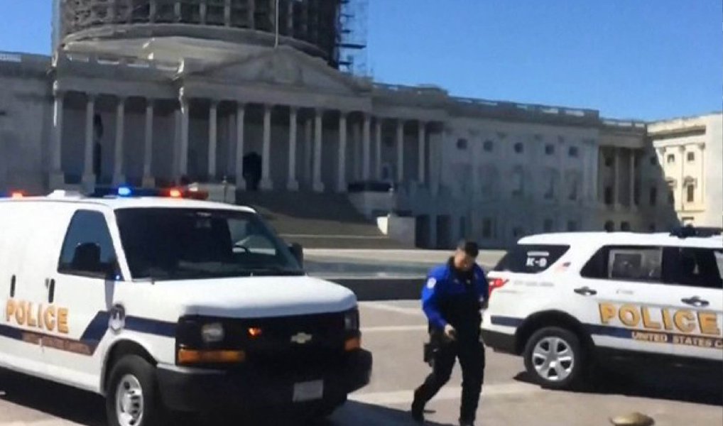 Tiros foram relatados no Centro de Visitantes do Capitólio dos Estados Unidos nesta segunda-feira, disseram fontes do Senado norte-americano; o prédio, bem como a Casa Branca, foi fechado após a ocorrência; nãoo há maiores detalhes sobre o episodio (Foto: Paulo Emílio) Tiros foram relatados no Centro de Visitantes do Capitólio dos Estados Unidos nesta segunda-feira, disseram fontes do Senado norte-americano; o prédio, bem como a Casa Branca, foi fechado após a ocorrência; nãoo há maiores detalhes sobre o episodio