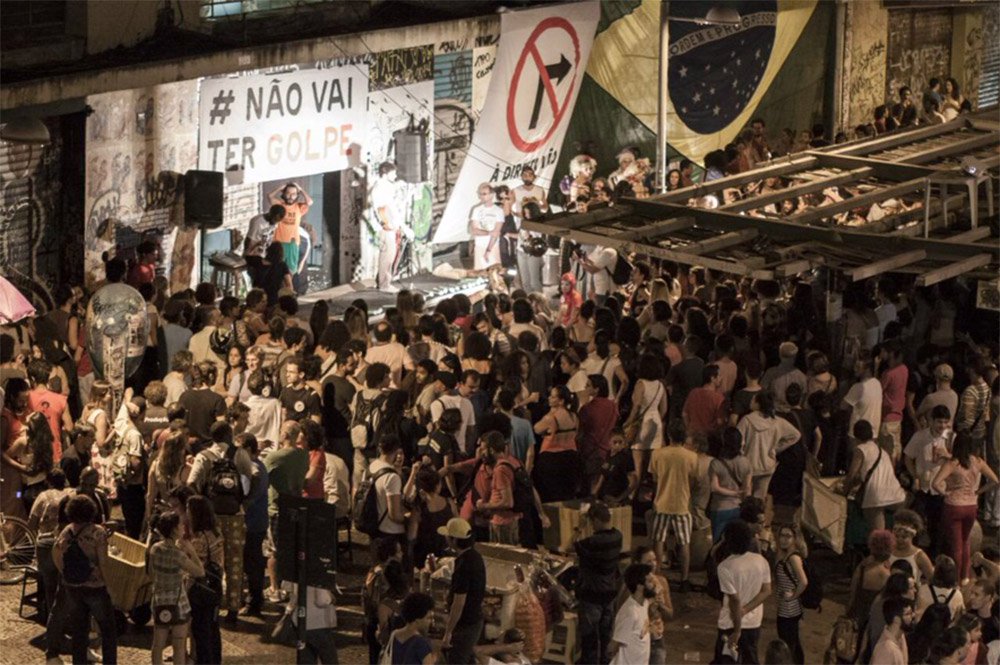 O viaduto de Santa Tereza, na região central de Belo Horizonte, transformou-se em palco de expressões políticas; artistas do teatro, circo, da dança e da música apresentaram diversas performances como forma de manifestação contra o processo de impeachment da presidenta Dilma; a Cena pela Democracia reuniu cerca de 500 pessoas; Marcelo Bonis, diretor de teatro e um dos organizadores, disse que temos um Congresso "conduzido por um acusado de corrupção, que instaurou um processo de impeachment contra uma presidenta legitimamente eleita"; "Isso é claramente uma ruptura com a normalidade política e um desrespeito à Constituição" (Foto: Leonardo Lucena) O viaduto de Santa Tereza, na região central de Belo Horizonte, transformou-se em palco de expressões políticas; artistas do teatro, circo, da dança e da música apresentaram diversas performances como forma de manifestação contra o processo de impeachment da presidenta Dilma; a Cena pela Democracia reuniu cerca de 500 pessoas; Marcelo Bonis, diretor de teatro e um dos organizadores, disse que temos um Congresso "conduzido por um acusado de corrupção, que instaurou um processo de impeachment contra uma presidenta legitimamente eleita"; "Isso é claramente uma ruptura com a normalidade política e um desrespeito à Constituição"