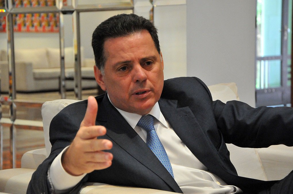 Em entrevista ao jornal O Popular, publicada na edição desta terça-feira, o governador Marconi Perillo faz análise sobre o momento atual da política brasileira e o que o governo de Goiás tem feito para enfrentar esse momento de crise econômica; diz esperar que um possível governo de Michel Temer seja melhor para Goiás porque ele tem experiência legislativa, comandou a Câmara dos Deputados por três vezes e deve focar em poucas reformas, mas as mais importantes, para realizar o governo de transição; para Marconi, Temer precisa sinalizar, de início, como vai tocar a administração, quais as prioridades, dentro da realidade fiscal do governo, e agir para diminuir os gastos públicos (Foto: José Barbacena) Em entrevista ao jornal O Popular, publicada na edição desta terça-feira, o governador Marconi Perillo faz análise sobre o momento atual da política brasileira e o que o governo de Goiás tem feito para enfrentar esse momento de crise econômica; diz esperar que um possível governo de Michel Temer seja melhor para Goiás porque ele tem experiência legislativa, comandou a Câmara dos Deputados por três vezes e deve focar em poucas reformas, mas as mais importantes, para realizar o governo de transição; para Marconi, Temer precisa sinalizar, de início, como vai tocar a administração, quais as prioridades, dentro da realidade fiscal do governo, e agir para diminuir os gastos públicos