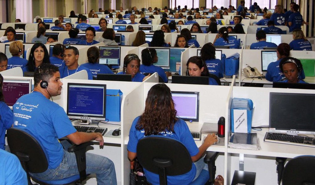 Instituto Brasileiro de Geografia e Estatística (IBGE) divulgou nesta quarta-feria, 13, que o volume do setor de serviços registrou uma queda de 4% em fevereiro, comparado com o mesmo período do ano passado; é a maior queda para o mês desde 2012, início da série histórica do indicador; no ano, o setor acumula queda de 4,5% e, em 12 meses, de 3,7% (Foto: Aquiles Lins) Instituto Brasileiro de Geografia e Estatística (IBGE) divulgou nesta quarta-feria, 13, que o volume do setor de serviços registrou uma queda de 4% em fevereiro, comparado com o mesmo período do ano passado; é a maior queda para o mês desde 2012, início da série histórica do indicador; no ano, o setor acumula queda de 4,5% e, em 12 meses, de 3,7%