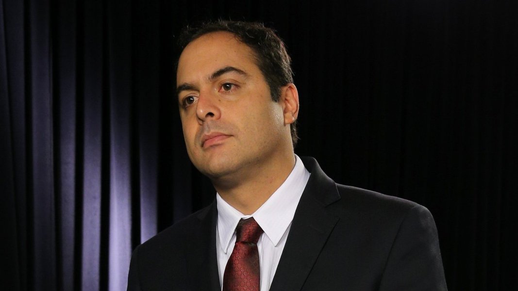 Posição do governador de Pernambuco, Paulo Câmara (PSB), diverge da de políticos mais expressivos no partido, como os governadores Ricardo Coutinho, da Paraíba, e Rodrigo Rollemberg, do Distrito Federal; segundo ele, nesta segunda-feira 11 o partido "vai se posicionar majoritariamente a favor" do afastamento da presidente Dilma; "Mas tenho uma posição muito clara de que o melhor caminho é a realização de novas eleições", defende (Foto: Gisele Federicce) Posição do governador de Pernambuco, Paulo Câmara (PSB), diverge da de políticos mais expressivos no partido, como os governadores Ricardo Coutinho, da Paraíba, e Rodrigo Rollemberg, do Distrito Federal; segundo ele, nesta segunda-feira 11 o partido "vai se posicionar majoritariamente a favor" do afastamento da presidente Dilma; "Mas tenho uma posição muito clara de que o melhor caminho é a realização de novas eleições", defende