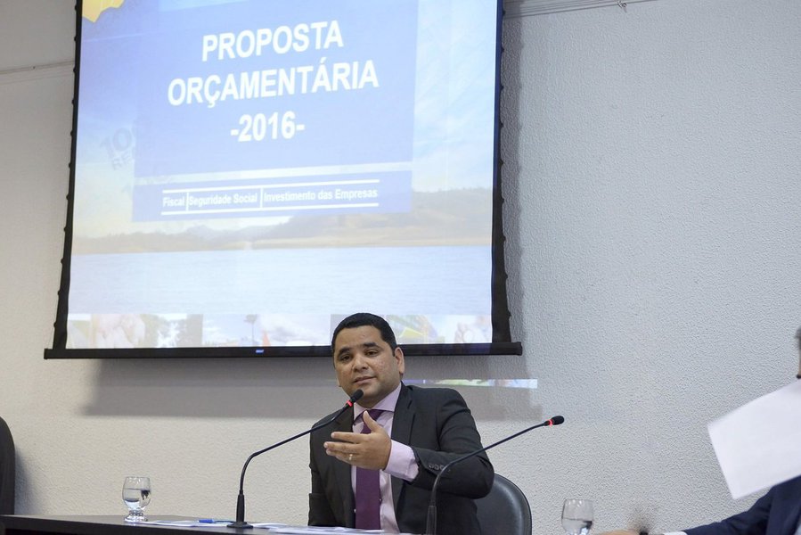 Orçamento de Goiás para o exercício de 2016 será de 25,2 bilhões; investimentos em obras e programas serão de orçamento de R$ 1,8 bilhão, além da garantia a programas sociais como o Bolsa Universitária e o Renda Cidadã; apesar da crise, as áreas de Educação, Saúde e Segurança Pública terão acréscimo de recursos para o ano que vem; outra previsão é para os programas apoiados pelo Inova Goiás; Superintendente de Orçamento e Despesa da Segplan, Gilson Amaral, disse que a proposta orçamentária do Estado para 2016 é realista, tendo-se em vista a atual crise econômico-financeira do País (Foto: Realle Palazzo-Martini) Orçamento de Goiás para o exercício de 2016 será de 25,2 bilhões; investimentos em obras e programas serão de orçamento de R$ 1,8 bilhão, além da garantia a programas sociais como o Bolsa Universitária e o Renda Cidadã; apesar da crise, as áreas de Educação, Saúde e Segurança Pública terão acréscimo de recursos para o ano que vem; outra previsão é para os programas apoiados pelo Inova Goiás; Superintendente de Orçamento e Despesa da Segplan, Gilson Amaral, disse que a proposta orçamentária do Estado para 2016 é realista, tendo-se em vista a atual crise econômico-financeira do País