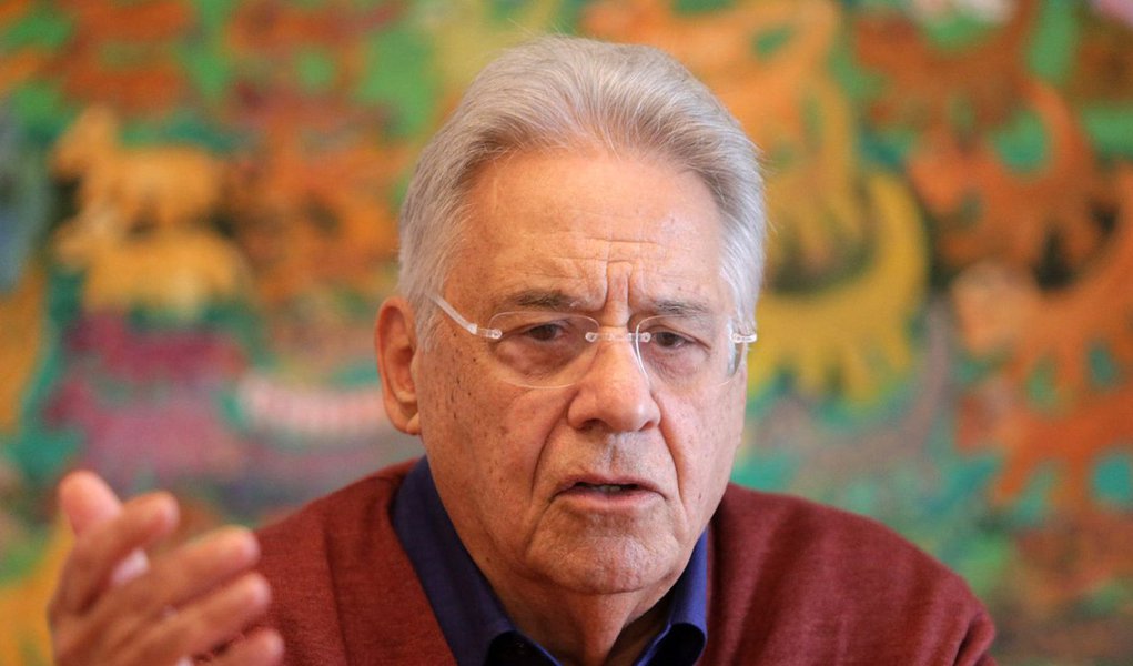 Em entrevista ao programa Canal Livre, da Band, o ex-presidente tucano afirmou respeitar a trajetória do torneiro mecânico que chegou à Presidência, mas considera que hoje ele está "enterrando" a própria história e que isso é ruim não só para ele, mas para o Brasil; FHC também criticou a presidente Dilma Rousseff, que mostrou "não ter mais condições de governar o País" e defendeu adesão do PSDB a um eventual governo Temer: "Não existe isso de participar e não dar apoio. Vai participar e vai ter apoio"; o tucano ainda também negou ter pago pensão ao filho da jornalista Mirian Dutra, com quem teve um relacionamento extraconjugal, por meio de uma empresa, a Brasif; o caso está sendo investigado pela PF (Foto: Roberta Namour) Em entrevista ao programa Canal Livre, da Band, o ex-presidente tucano afirmou respeitar a trajetória do torneiro mecânico que chegou à Presidência, mas considera que hoje ele está "enterrando" a própria história e que isso é ruim não só para ele, mas para o Brasil; FHC também criticou a presidente Dilma Rousseff, que mostrou "não ter mais condições de governar o País" e defendeu adesão do PSDB a um eventual governo Temer: "Não existe isso de participar e não dar apoio. Vai participar e vai ter apoio"; o tucano ainda também negou ter pago pensão ao filho da jornalista Mirian Dutra, com quem teve um relacionamento extraconjugal, por meio de uma empresa, a Brasif; o caso está sendo investigado pela PF
