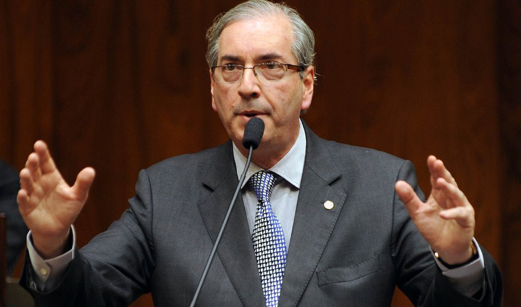 O presidente da Câmara, Eduardo Cunha (PMDB-RJ), enviou nesta quarta (9) ao Supremo Tribunal Federal (STF) petição para defender o rito adotado por ele no processo de impeachment da presidenta Dilma Rousseff; na petição, Cunha também diz que não há previsão no regimento interno que garanta ao presidente da República defesa prévia antes da emissão de parecer da comissão especial
(Foto: Valter Lima) O presidente da Câmara, Eduardo Cunha (PMDB-RJ), enviou nesta quarta (9) ao Supremo Tribunal Federal (STF) petição para defender o rito adotado por ele no processo de impeachment da presidenta Dilma Rousseff; na petição, Cunha também diz que não há previsão no regimento interno que garanta ao presidente da República defesa prévia antes da emissão de parecer da comissão especial