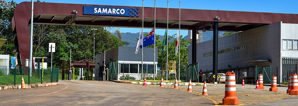 Terminou nesta segunda-feira (18) o prazo para a Samarco pôr fim ao vazamento de rejeitos no complexo minerário de Germano, no município de Mariana, em Minas; o prazo foi estabelecido em decisão proferida no dia 6 deste mês pelo juiz Luis Fernando Benfatti, do Tribunal de Justiça de Minas Gerais; a mineradora informou, porém, que está entraria com pedido de reconsideração da decisão judicial por entender que não há vazamentos; segundo a empresa, os rejeitos "estão sendo contidos em estruturas projetadas e implementadas para este fim" (Foto: Leonardo Lucena) Terminou nesta segunda-feira (18) o prazo para a Samarco pôr fim ao vazamento de rejeitos no complexo minerário de Germano, no município de Mariana, em Minas; o prazo foi estabelecido em decisão proferida no dia 6 deste mês pelo juiz Luis Fernando Benfatti, do Tribunal de Justiça de Minas Gerais; a mineradora informou, porém, que está entraria com pedido de reconsideração da decisão judicial por entender que não há vazamentos; segundo a empresa, os rejeitos "estão sendo contidos em estruturas projetadas e implementadas para este fim"