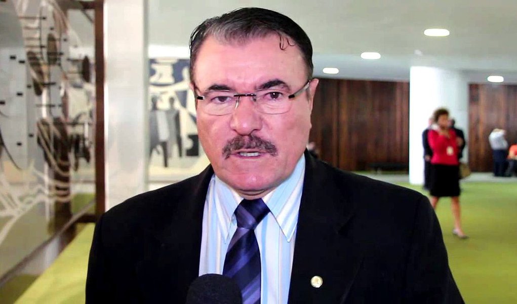 O deputado federal Cícero Almeida anunciou que assina a ficha de filiação ao PMDB até quinta-feira (17) e que pelo menos 13 partidos estarão fechados com a provável aliança a ser construída em torno da sua candidatura à Prefeitura de Maceió; ele disse, ainda, que a conversa que selou a composição aconteceu ontem, (14), no Palácio República dos Palmares, com o próprio governador Renan Filho (PMDB), com o aval do senador Renan Calheiros, presidente estadual do PMDB (Foto: Voney Malta) O deputado federal Cícero Almeida anunciou que assina a ficha de filiação ao PMDB até quinta-feira (17) e que pelo menos 13 partidos estarão fechados com a provável aliança a ser construída em torno da sua candidatura à Prefeitura de Maceió; ele disse, ainda, que a conversa que selou a composição aconteceu ontem, (14), no Palácio República dos Palmares, com o próprio governador Renan Filho (PMDB), com o aval do senador Renan Calheiros, presidente estadual do PMDB