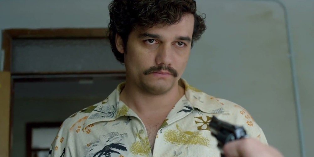 Interpretando o papel do traficante colombiano Pablo Escobar na série Narcos, da Netflix, Wagner Moura vai concorrer ao prêmio de melhor ator ao Globo de Ouro 2016; os indicados foram anunciados nesta quinta-feira, 10, pela Associação dos Correspondentes Estrangeiros de Hollywood em Beverly Hills (EUA) os indicados; nas categorias de cinema, "Carol" lidera com cinco indicações. Já os filmes "A grande aposta", "O regresso", "Steve Jobs" disputam em quatro categorias; cerimônia está marcada para o dia 10 de janeiro, é uma das principais premiações de Hollywood anteriores ao Oscar (Foto: Aquiles Lins) Interpretando o papel do traficante colombiano Pablo Escobar na série Narcos, da Netflix, Wagner Moura vai concorrer ao prêmio de melhor ator ao Globo de Ouro 2016; os indicados foram anunciados nesta quinta-feira, 10, pela Associação dos Correspondentes Estrangeiros de Hollywood em Beverly Hills (EUA) os indicados; nas categorias de cinema, "Carol" lidera com cinco indicações. Já os filmes "A grande aposta", "O regresso", "Steve Jobs" disputam em quatro categorias; cerimônia está marcada para o dia 10 de janeiro, é uma das principais premiações de Hollywood anteriores ao Oscar