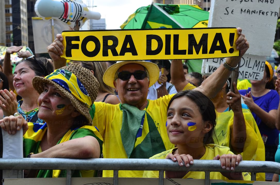 A farra está boa, mas golpe, não. Não vai ter golpe. O povo brasileiro não vai permitir aventuras irresponsáveis de gente que não sabe ou se esqueceu da nossa história (Foto: Davis Sena Filho) A farra está boa, mas golpe, não. Não vai ter golpe. O povo brasileiro não vai permitir aventuras irresponsáveis de gente que não sabe ou se esqueceu da nossa história
